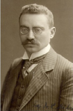 Immagine che contiene Viso umano, cravatta, persona, ritratto
Il contenuto generato dall'IA potrebbe non essere corretto.