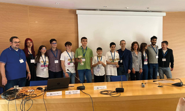 Immagine che contiene vestiti, persona, interno, muro
Il contenuto generato dall'IA potrebbe non essere corretto.