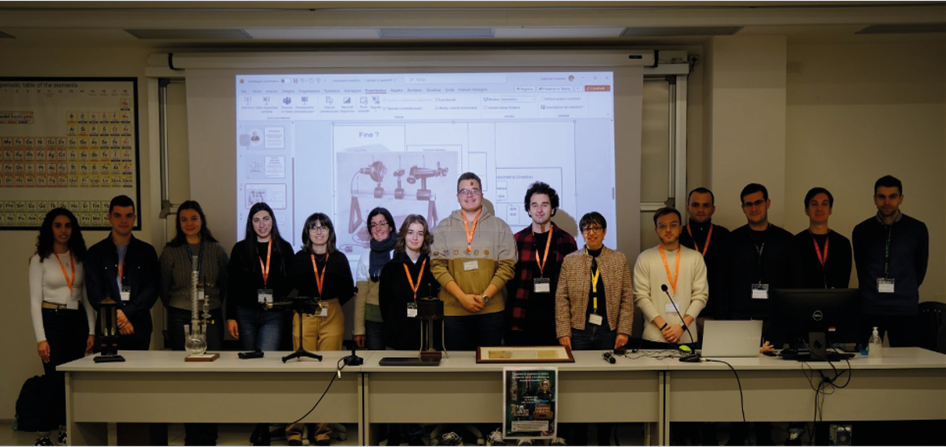 Immagine che contiene interno, vestiti, persona, uomo
Il contenuto generato dall'IA potrebbe non essere corretto.