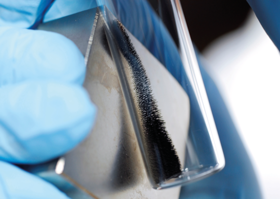 Immagine che contiene Attrezzature mediche, Guanto medico, medico, assistenza sanitaria
Descrizione generata automaticamente