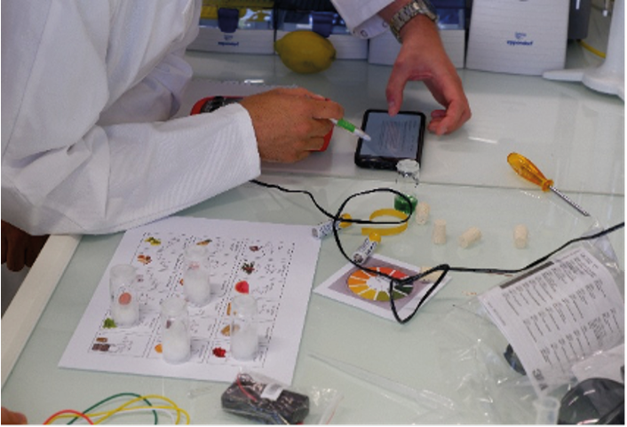 Immagine che contiene persona, interno, vestiti, Lavoro
Il contenuto generato dall'IA potrebbe non essere corretto.