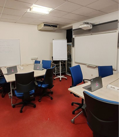 Immagine che contiene interno, Uffici, arredo, muro
Il contenuto generato dall'IA potrebbe non essere corretto.